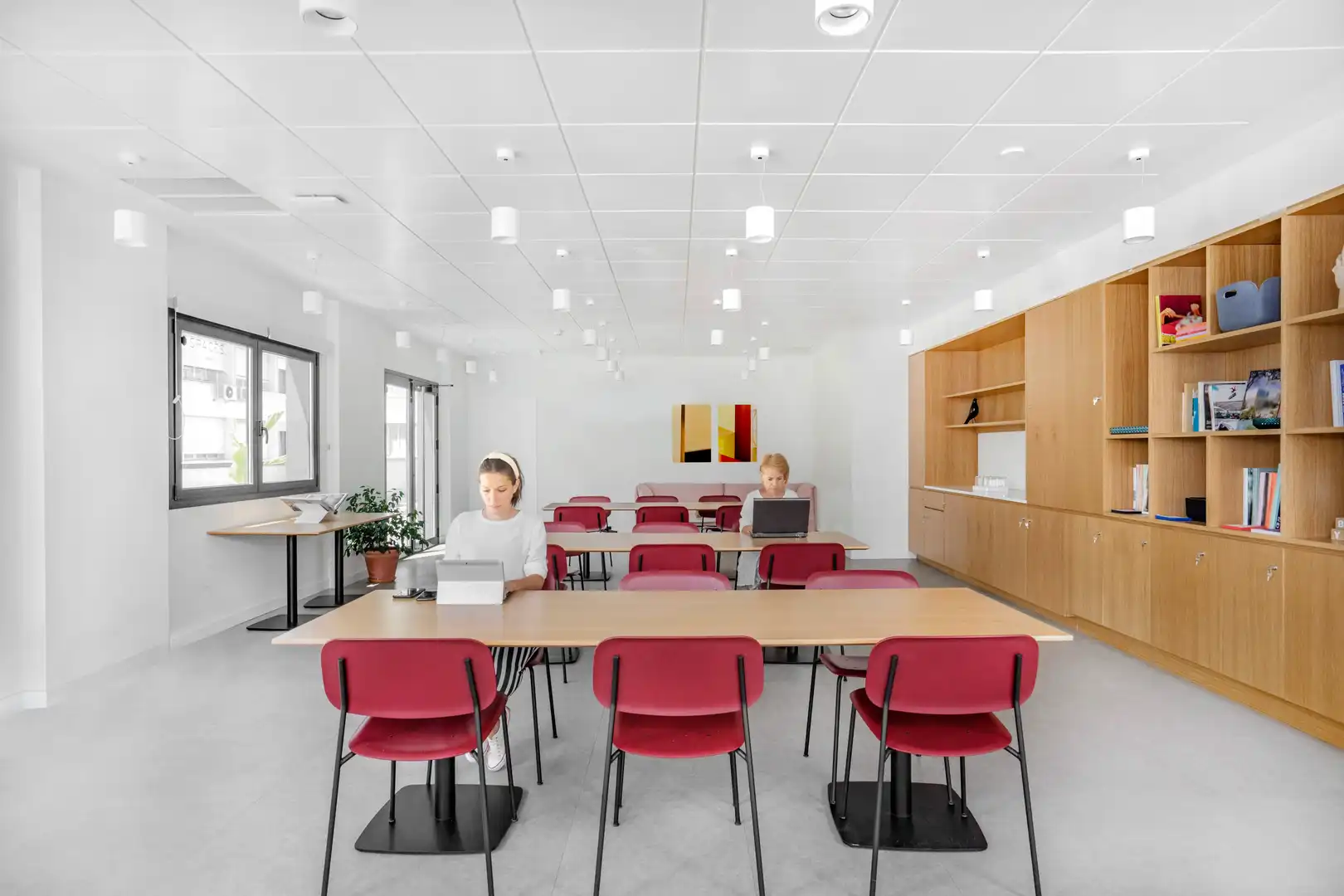 Büro zur Miete in Sevilla mit Klimaanlage, Heizung und Möbliert