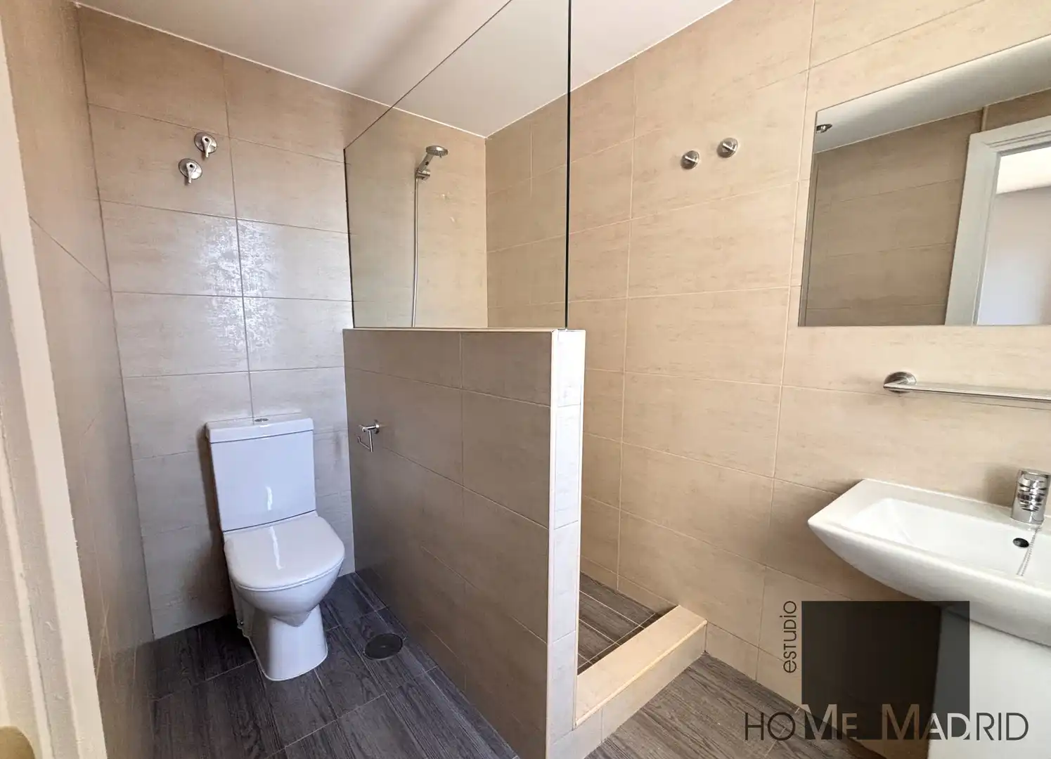 Bathroom of Flat for rent in Madrid  with Air Conditioner, Heating and Terrace