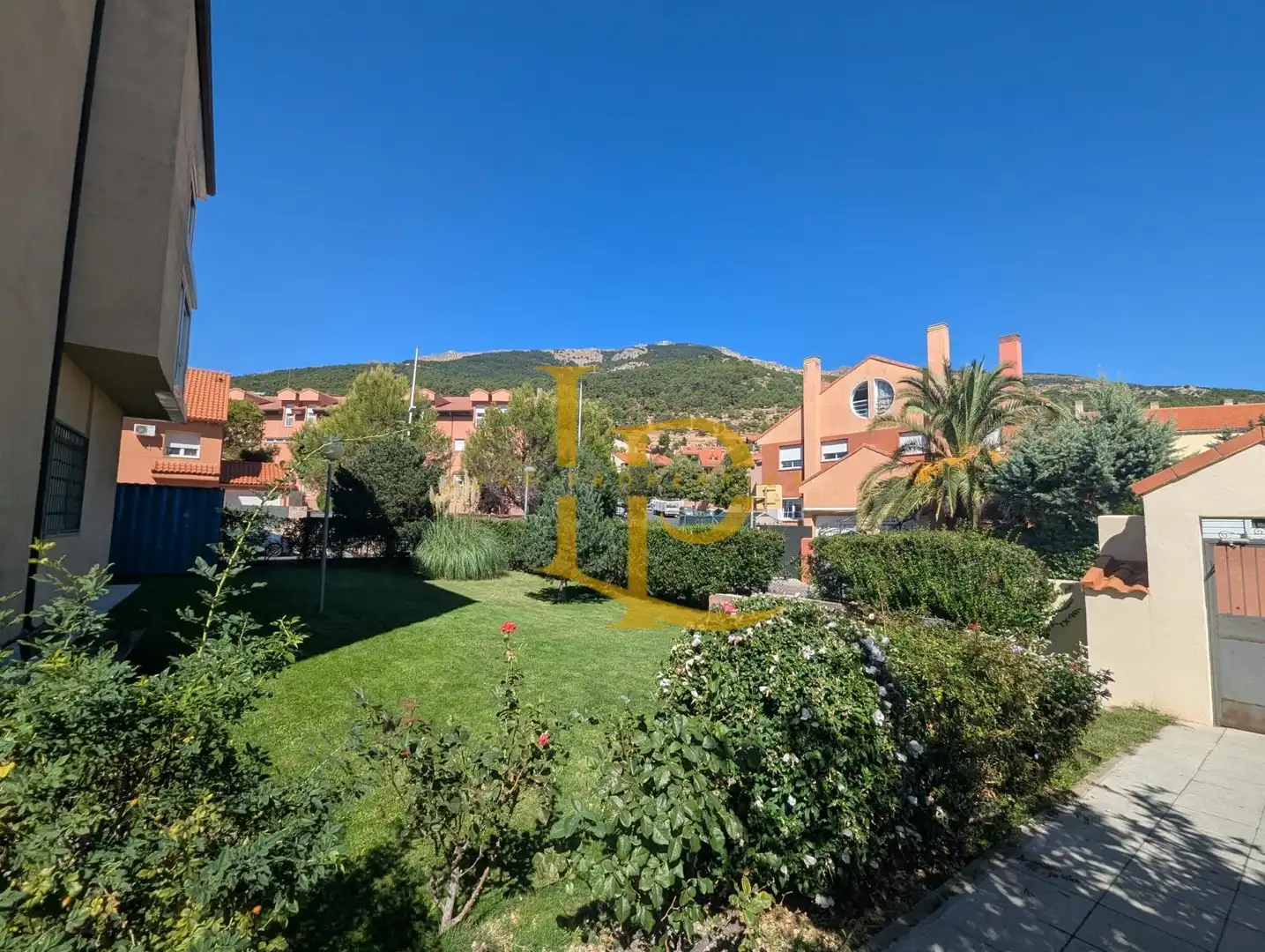 Jardín de Piso en venta en San Lorenzo de El Escorial con Calefacción, Jardín privado y Horno