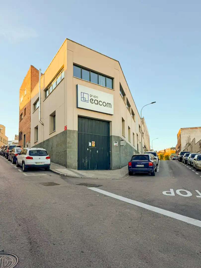 Vista exterior de Nave industrial en venta en San Sebastián de los Reyes con Calefacción y Alarma