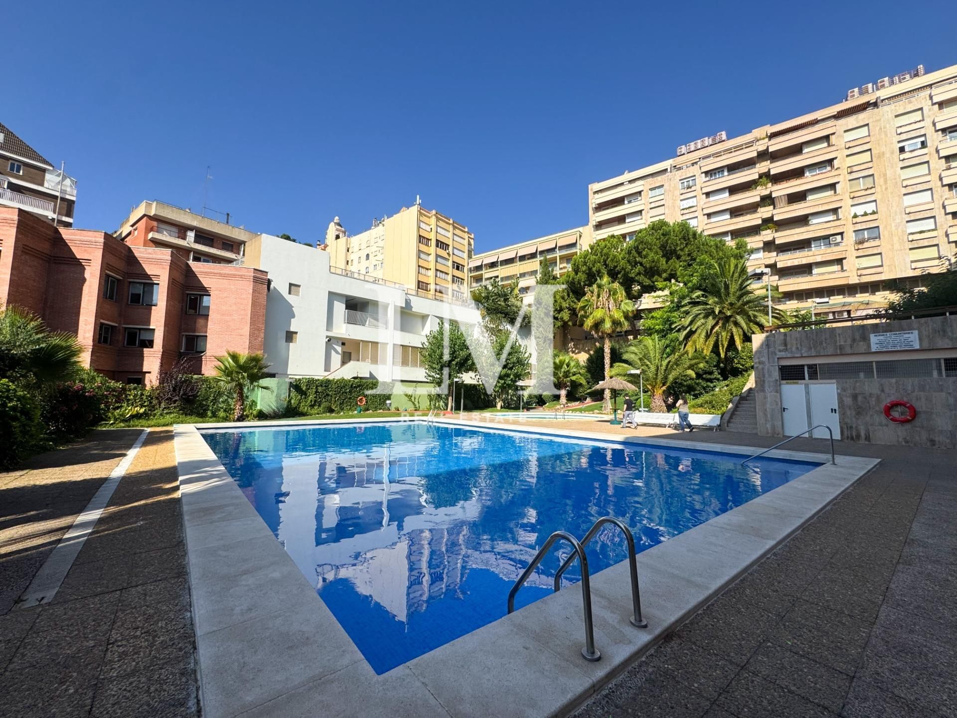 Swimming pool of Apartment to rent in  Barcelona Capital  with Air Conditioner, Heating and Private garden