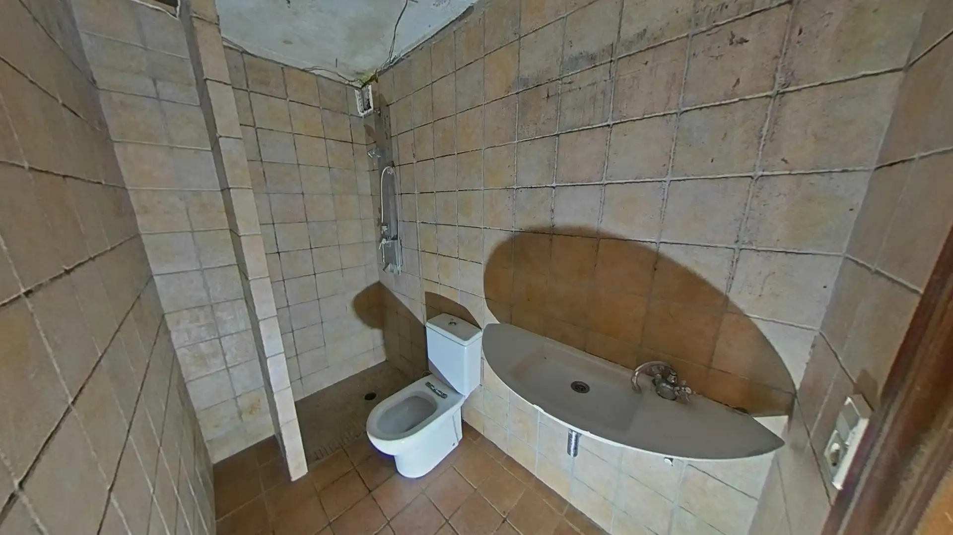 Badezimmer von Einfamilien-Reihenhaus zum Verkauf in Barcelona mit Terrasse