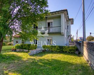 Vista exterior de Casa o xalet en venda en Torrelavega  amb Jardí privat, Terrassa i Traster