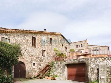Casa rústica con piscina en venta en Sant Miquel de Fluvià
