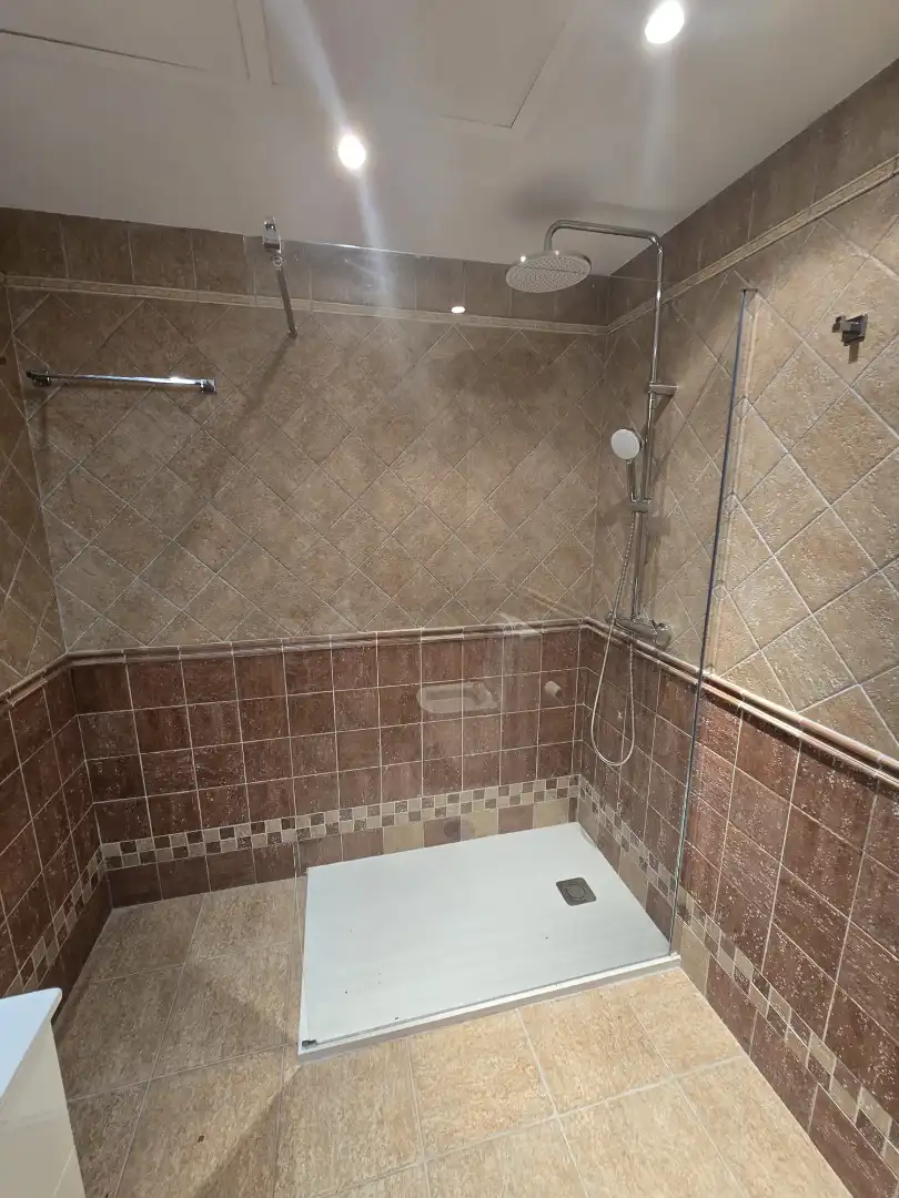 Baño de Apartamento de alquiler en Marbella con Aire acondicionado, Calefacción y Parquet
