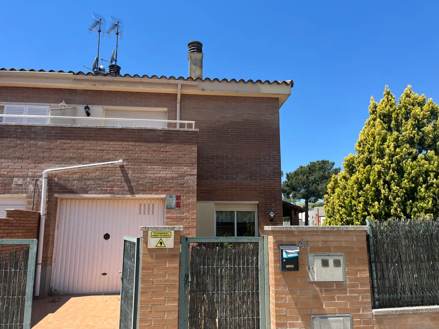 Casa aparellada amb jardí en venda a Carrer de la Garsa 4B