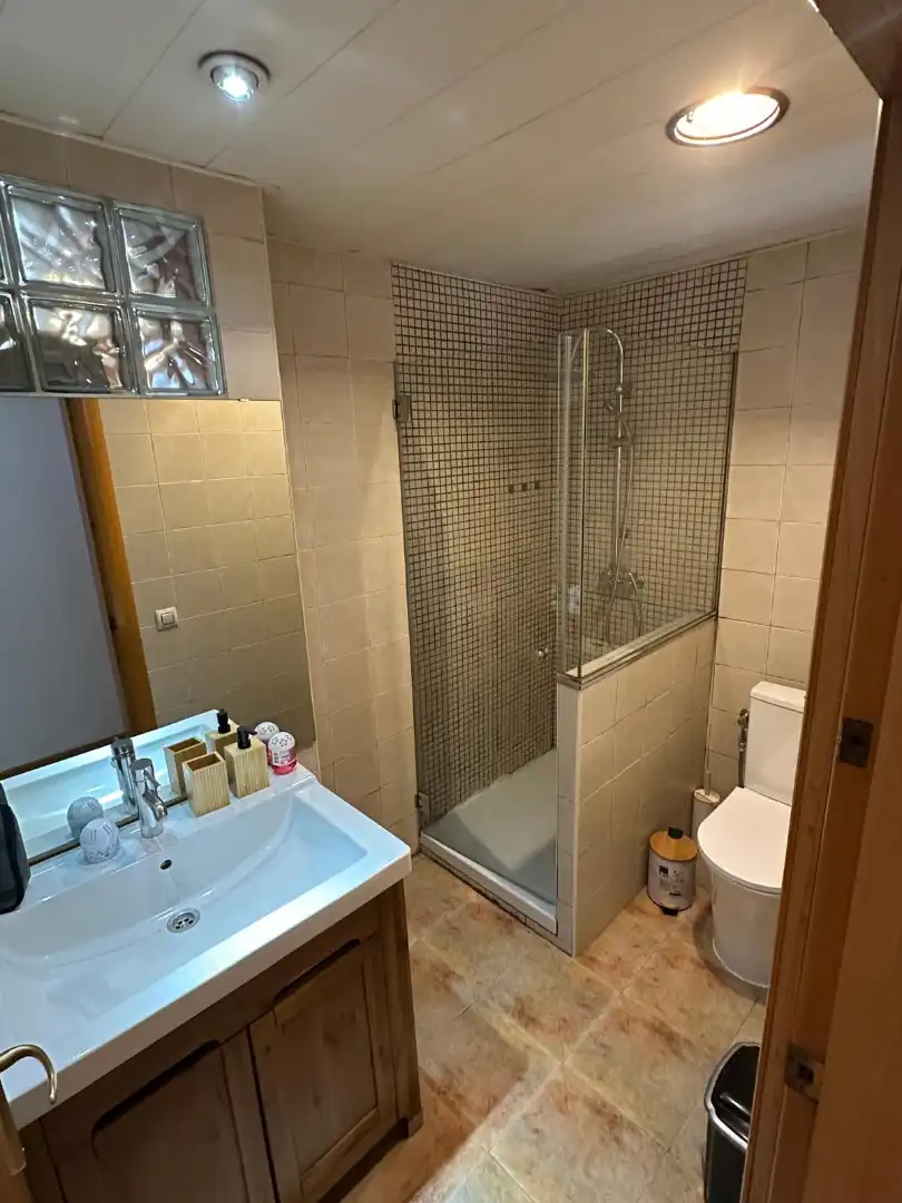 Baño de Piso en venta en Girona con Terraza, Amueblado y Horno
