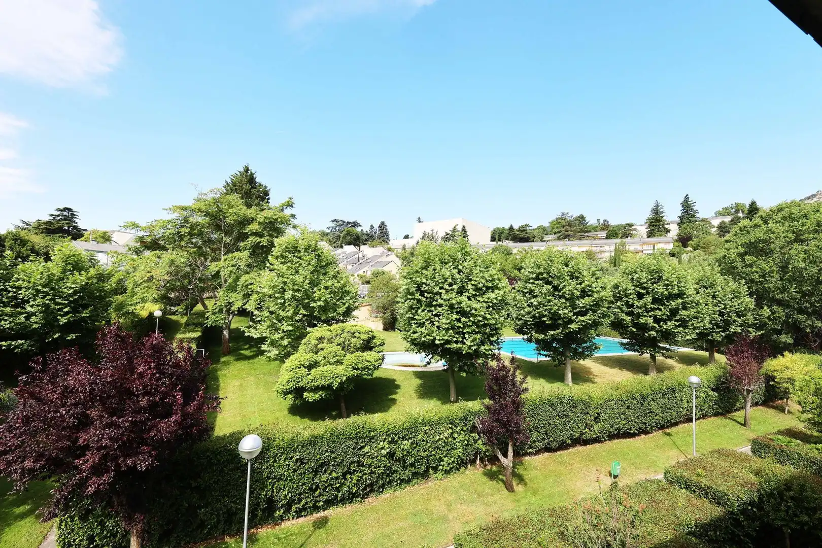 Jardín de Dúplex en venta en San Lorenzo de El Escorial con Calefacción, Terraza y Piscina comunitaria