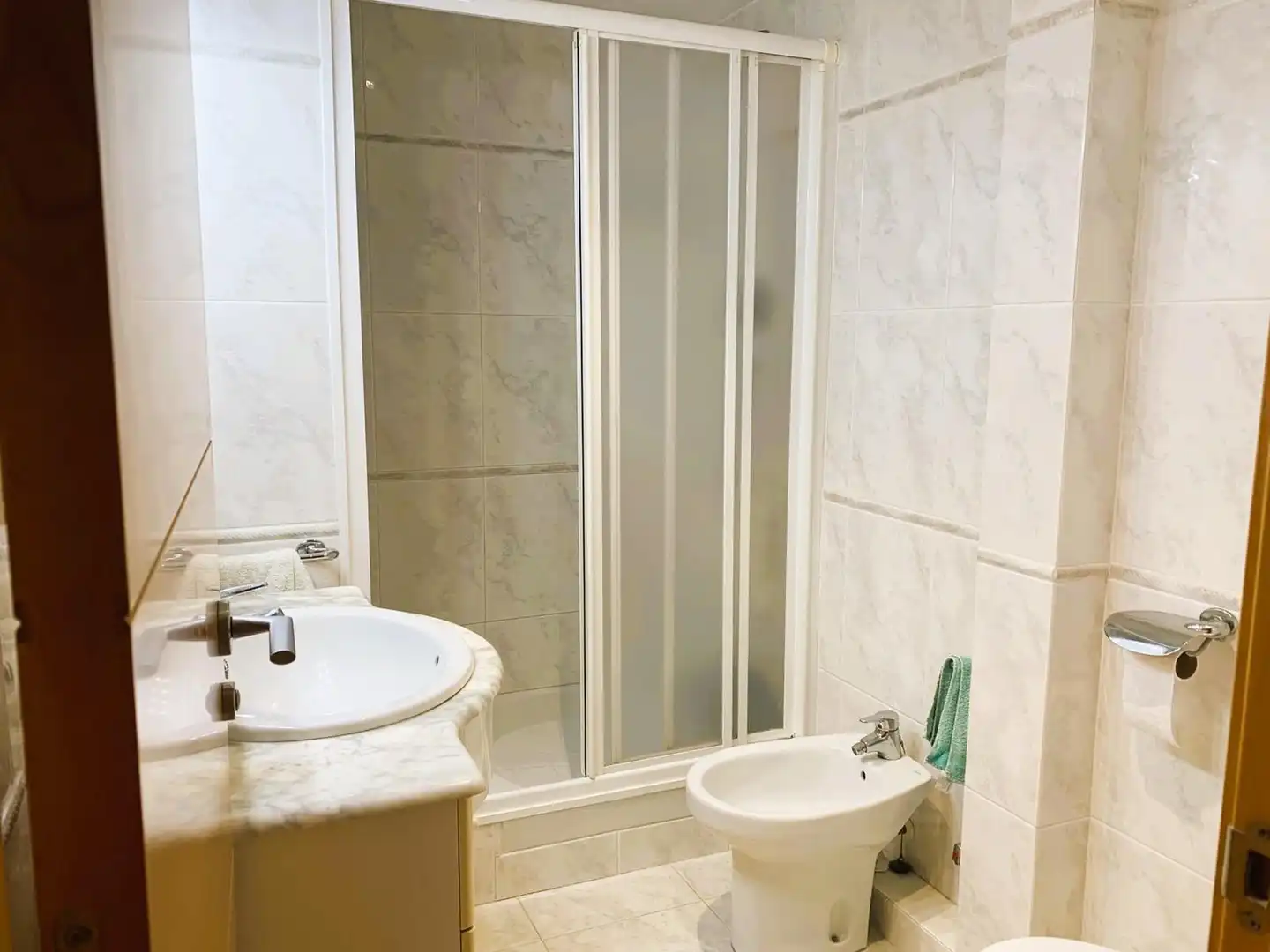 Badezimmer von Dachboden zum Verkauf in Vilanova i la Geltrú mit Klimaanlage, Heizung und Privatgarten