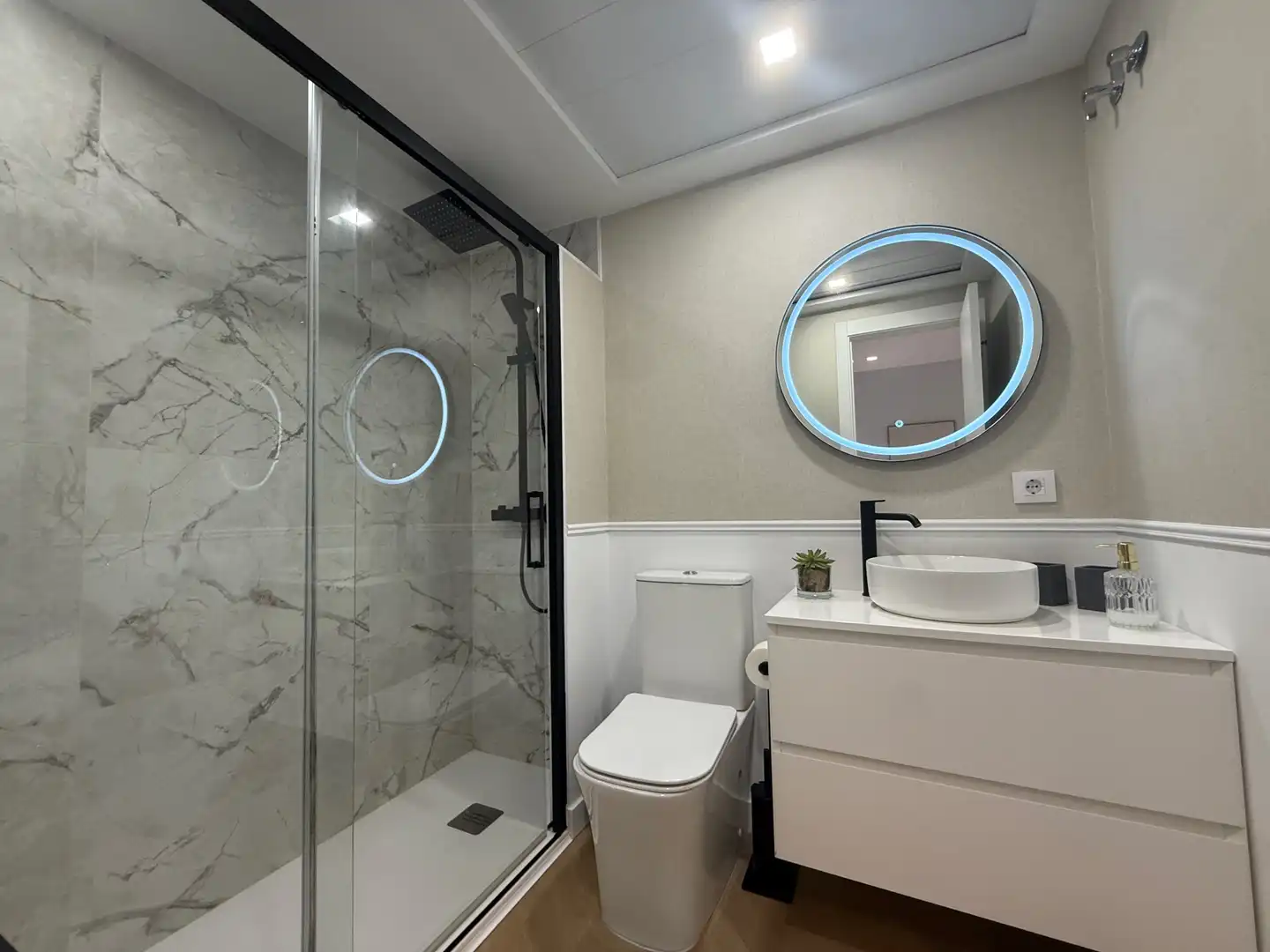Baño de Casa adosada de alquiler en Estepona con Calefacción, Jardín privado y Alarma