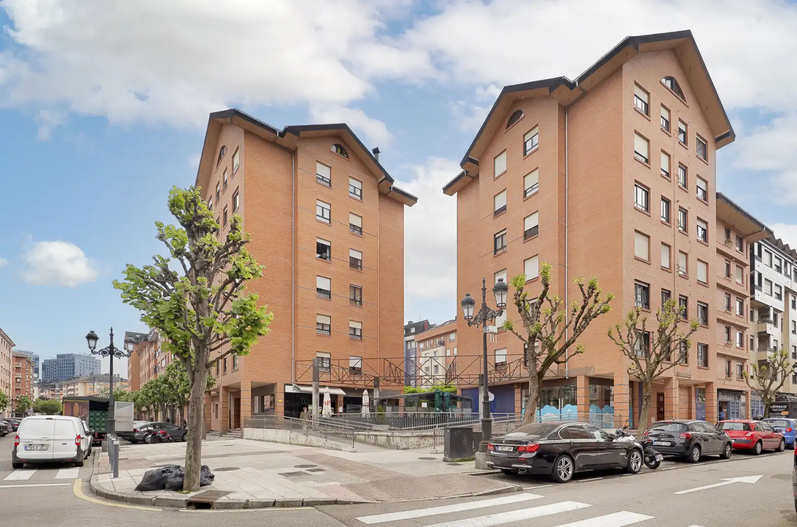 Vista exterior de Pis en venda en Oviedo  amb Calefacció, Parquet i Traster