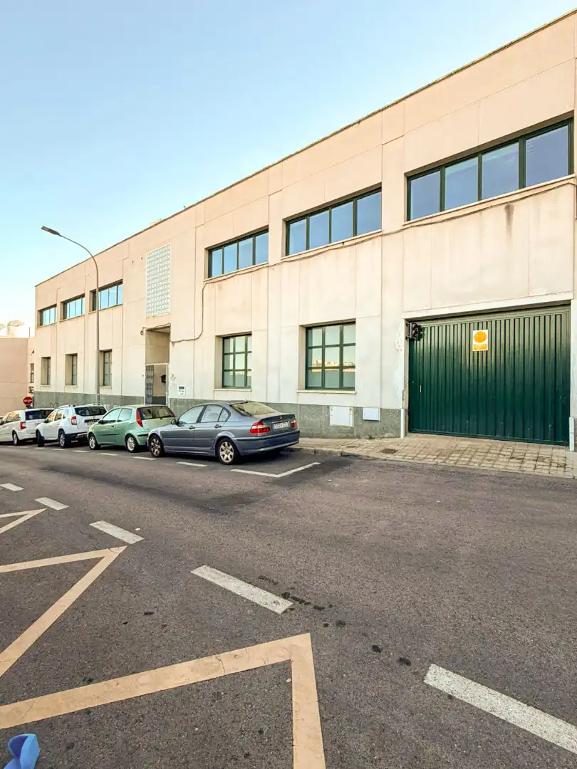 Vista exterior de Nau industrial en venda en San Sebastián de los Reyes amb Calefacció i Alarma