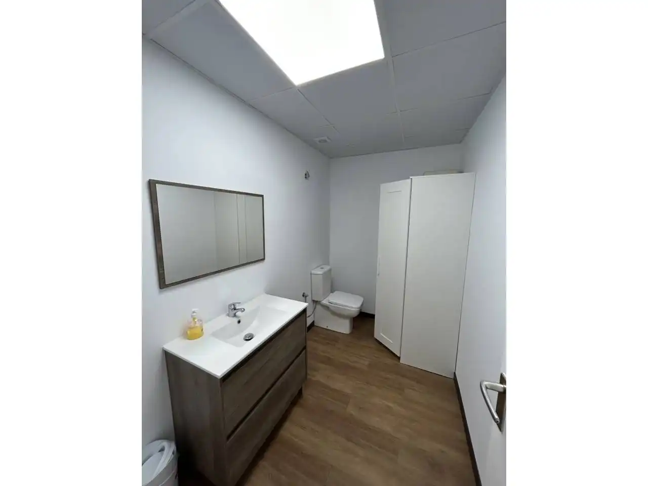 Badezimmer von Büro zur Miete in Barcelona mit Klimaanlage, Heizung und Alarm