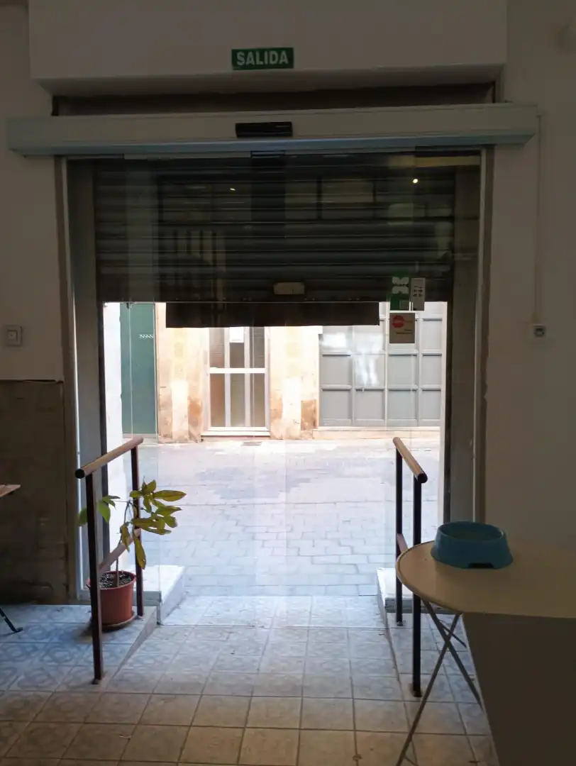Business premises for transfer in Carrer de Cabestany 12, imagen 24