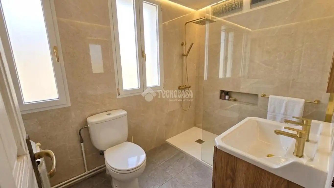 Badezimmer von Wohnung zum Verkauf in Madrid mit Klimaanlage, Heizung und Parkett