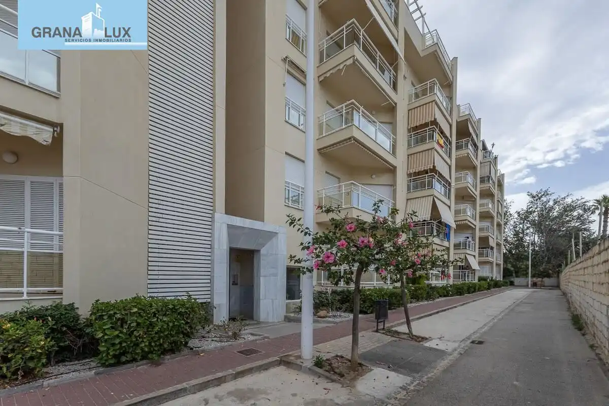 Vista exterior de Pis en venda en Motril amb Calefacció, Terrassa i Balcó