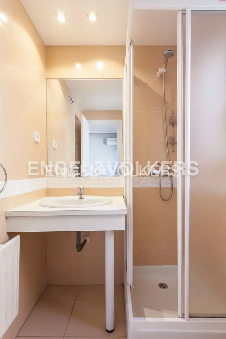 Baño de Casa adosada de alquiler en Madrid con Aire acondicionado, Calefacción y Jardín privado