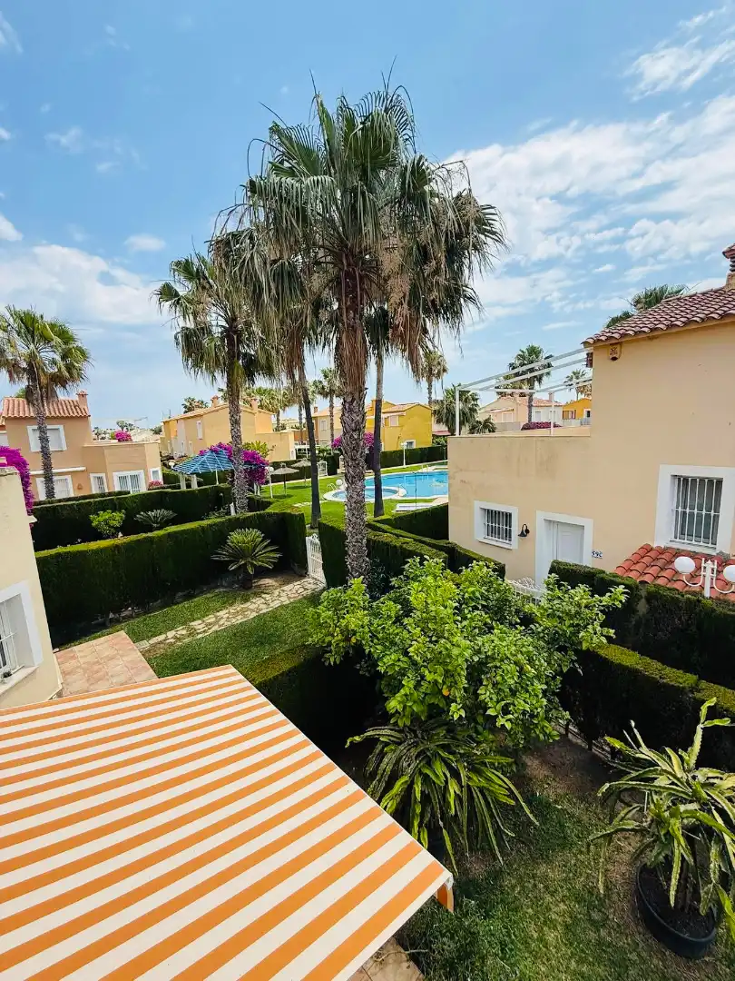 Jardí de Casa adosada en venda en Oliva amb Aire condicionat, Calefacció i Jardí privat