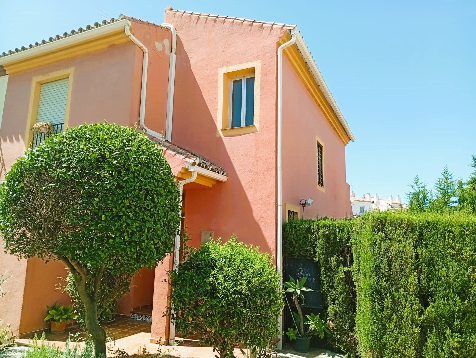 Vista exterior de Casa adosada en venda en Estepona amb Jardí privat i Terrassa