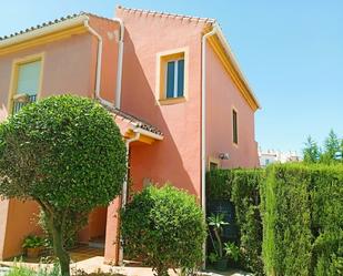 Vista exterior de Casa adosada en venda en Estepona amb Jardí privat i Terrassa
