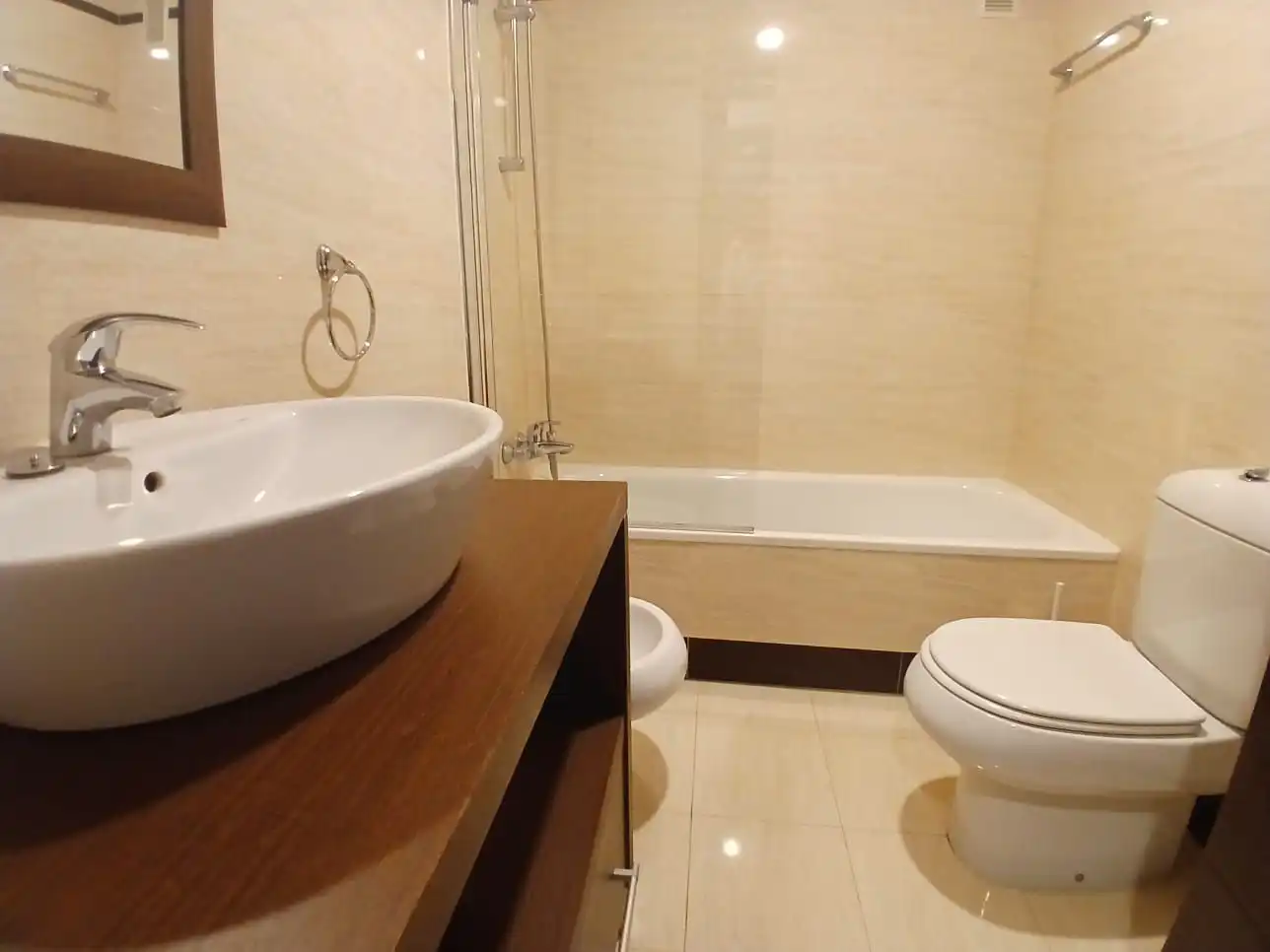 Badezimmer von Wohnungen zur Miete in Valdepeñas mit Klimaanlage, Heizung und Parkett