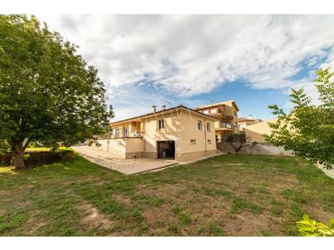 Detached house with garden for sale in Tona