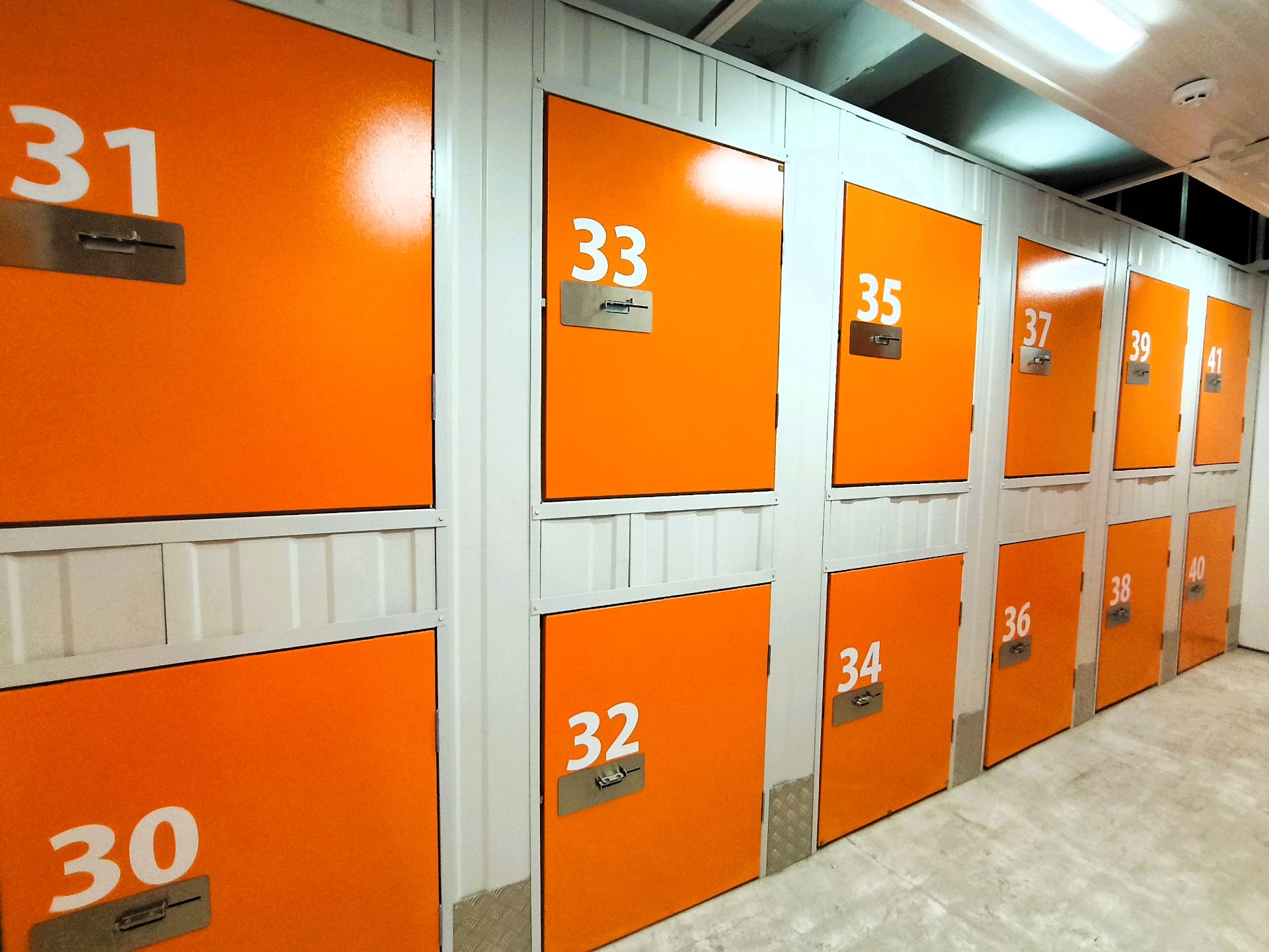 Box room to rent in  Madrid Capital  with Alarm
