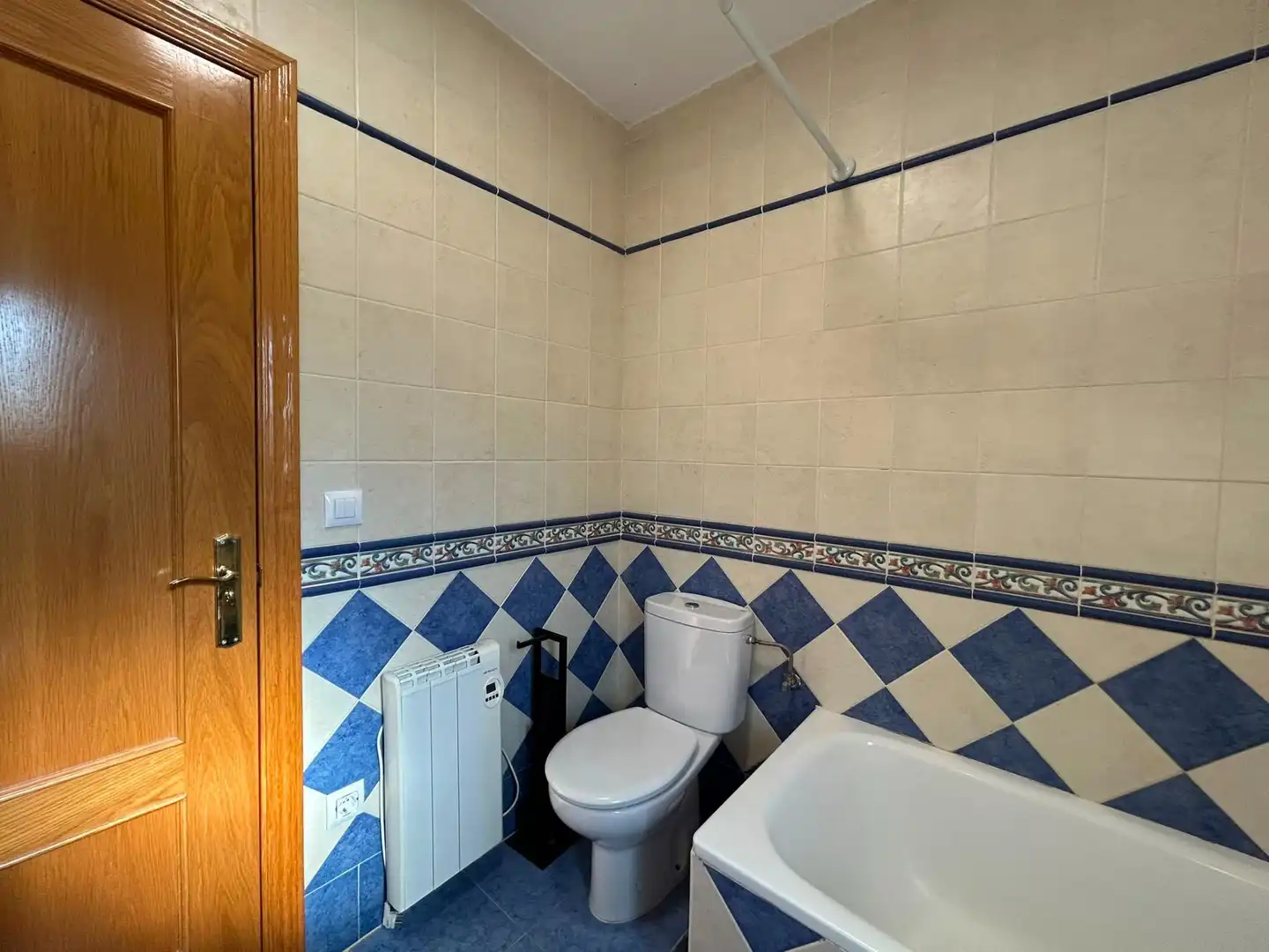 Badezimmer von Maisonette zum Verkauf in Pepino mit Klimaanlage und Heizung