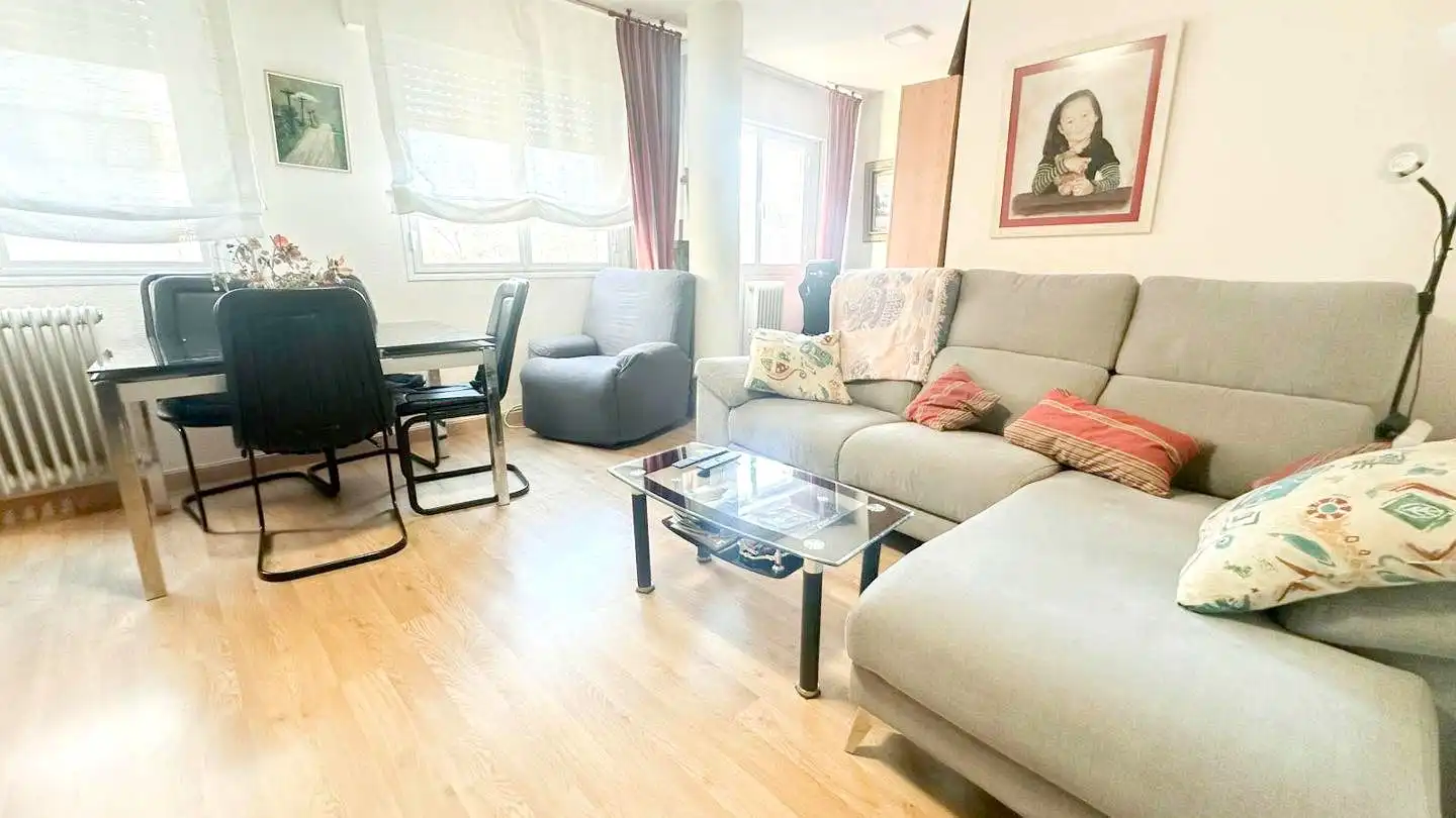 Sala d'estar de Pis en venda en  Logroño amb Calefacció, Traster i Moblat