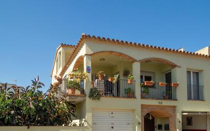 Vista exterior de Casa o xalet en venda en L'Escala amb Terrassa i Balcó