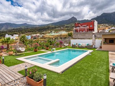 Casa aparellada amb piscina en venda a Calle Galván