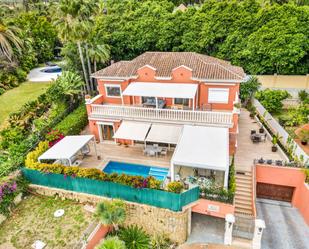 Vista exterior de Casa o xalet en venda en Marbella amb Aire condicionat, Terrassa i Piscina