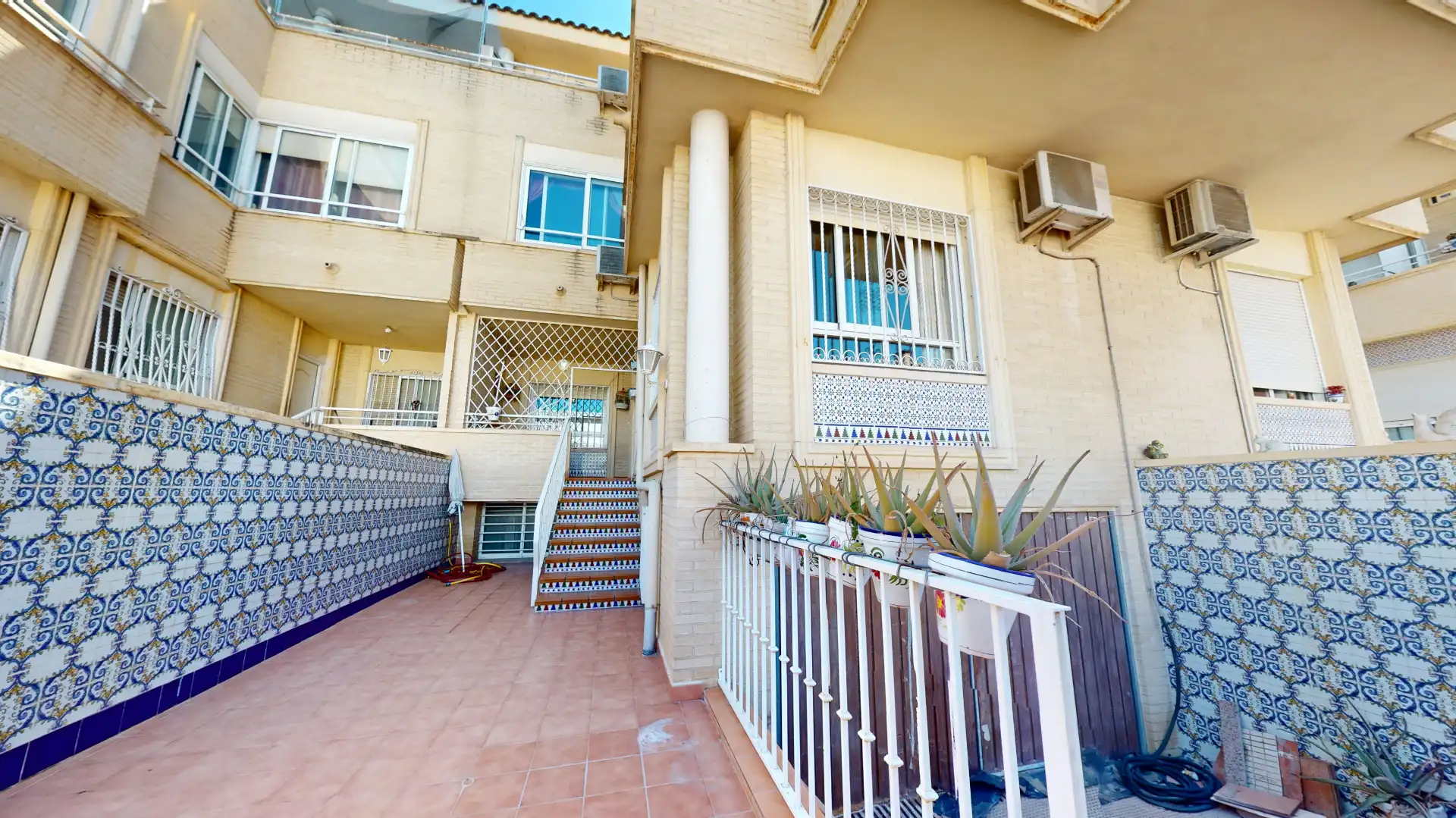 Vista exterior de Casa adosada en venda en Elda amb Aire condicionat, Terrassa i Traster