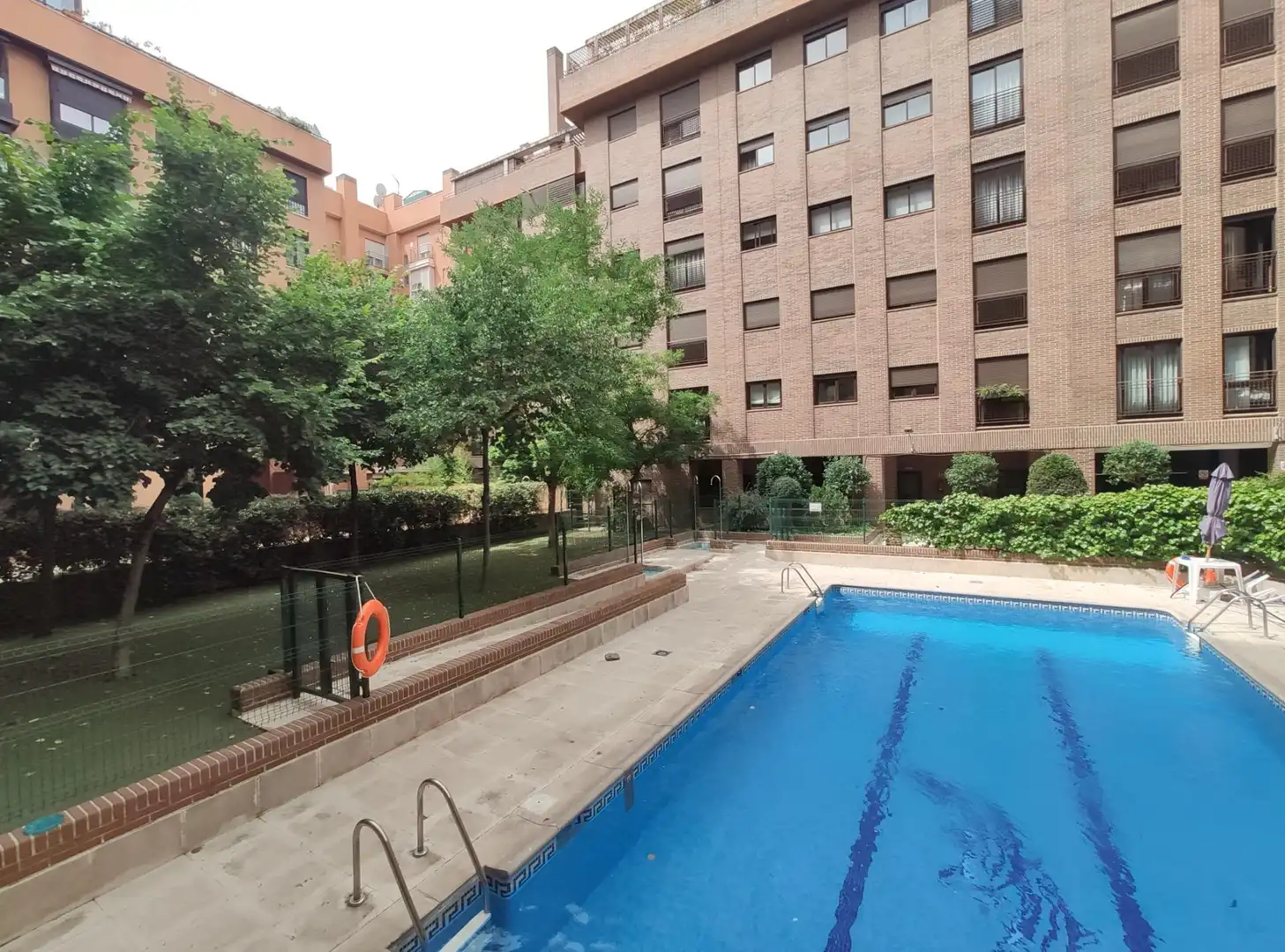 Schwimmbecken von Wohnung zur Miete in Madrid mit Klimaanlage, Heizung und Parkett