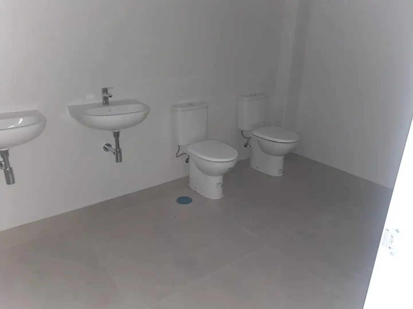 Badezimmer von Fabrikhallen zur Miete in Los Palacios y Villafranca