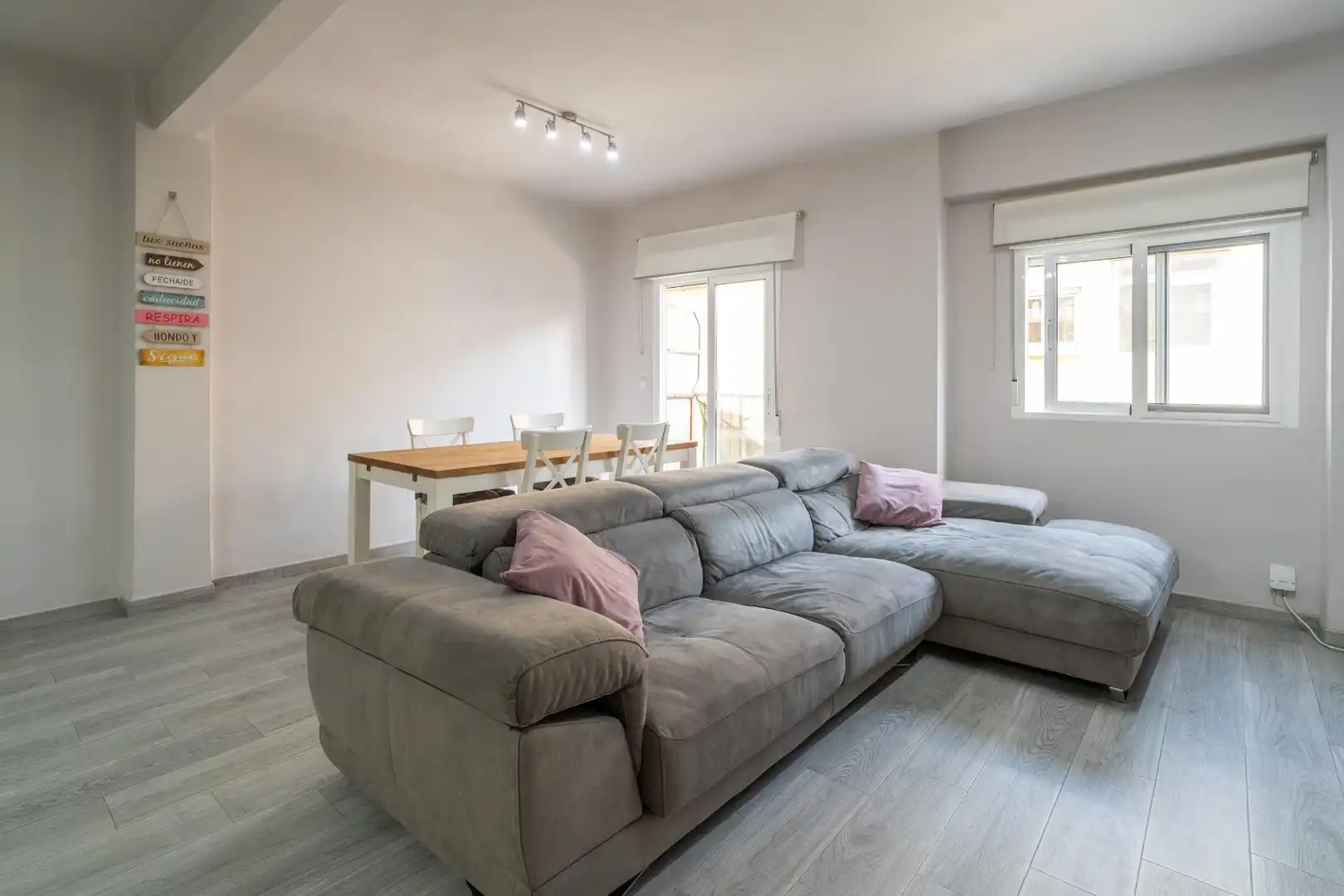 Living room of Flat for sale in Silla  with Air Conditioner and Balcony