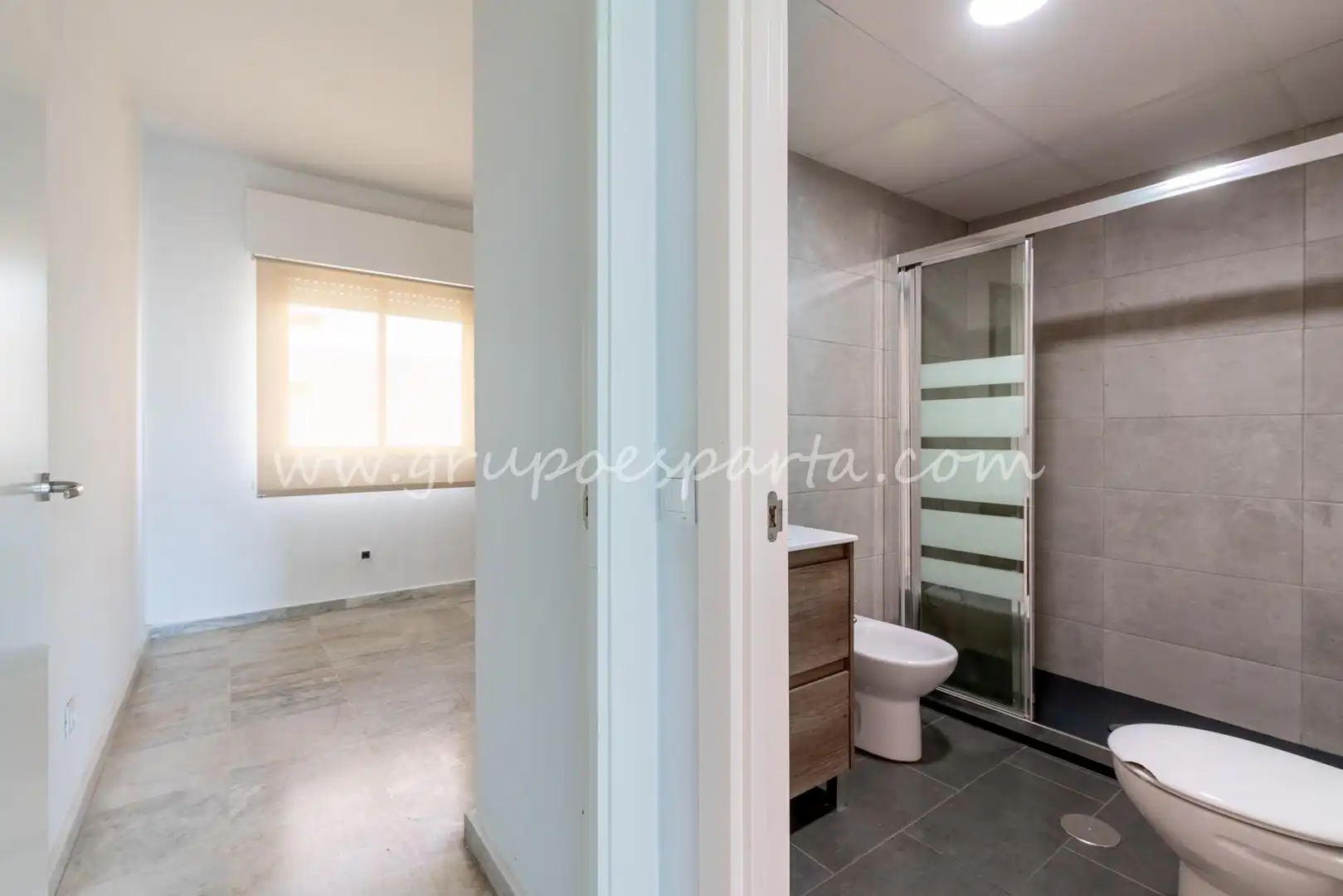 Bathroom of Flat for sale in Sevilla  with Air Conditioner and Balcony
