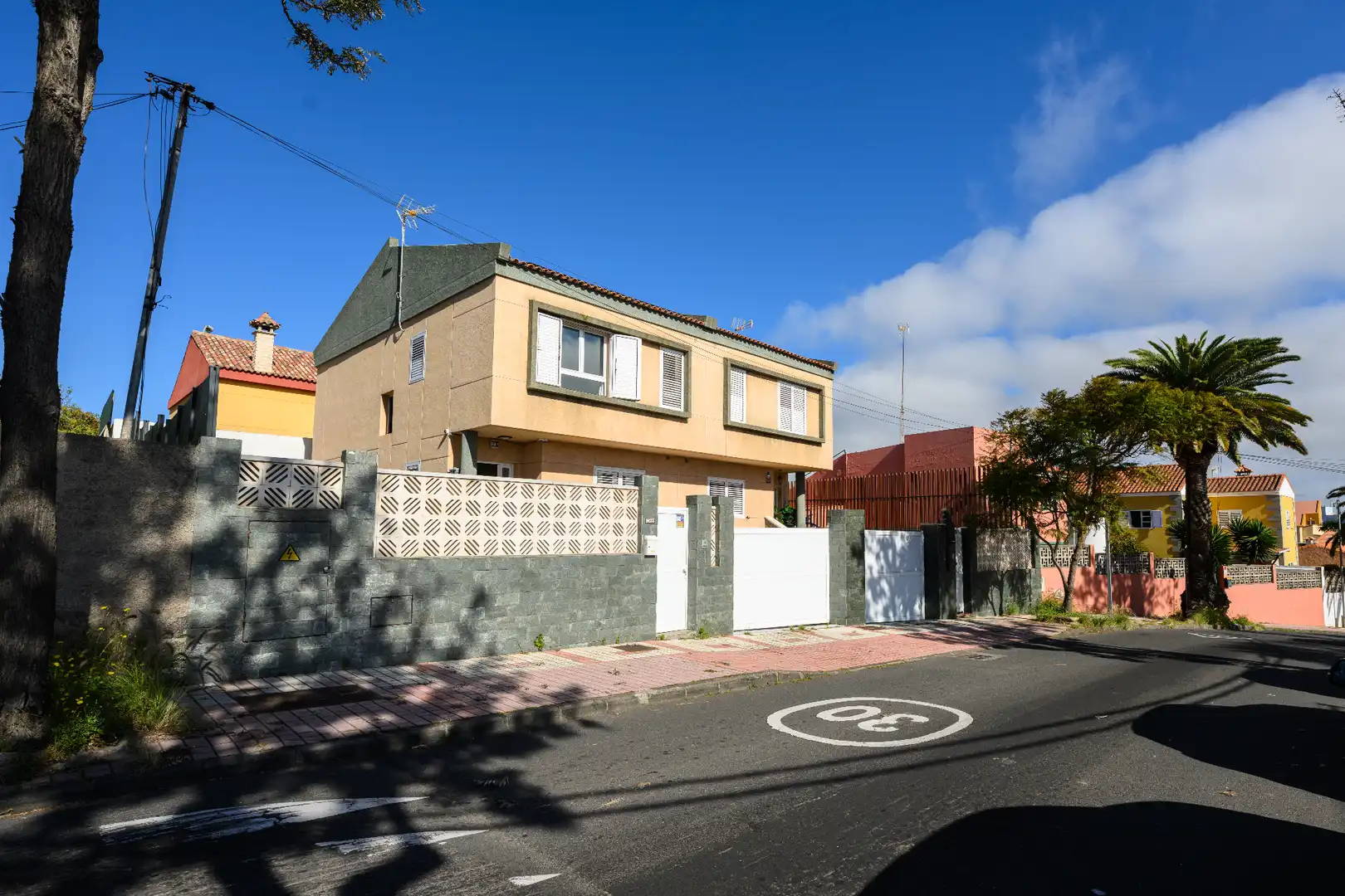 Vista exterior de Casa adosada en venda en Las Palmas de Gran Canaria amb Jardí privat, Terrassa i Traster