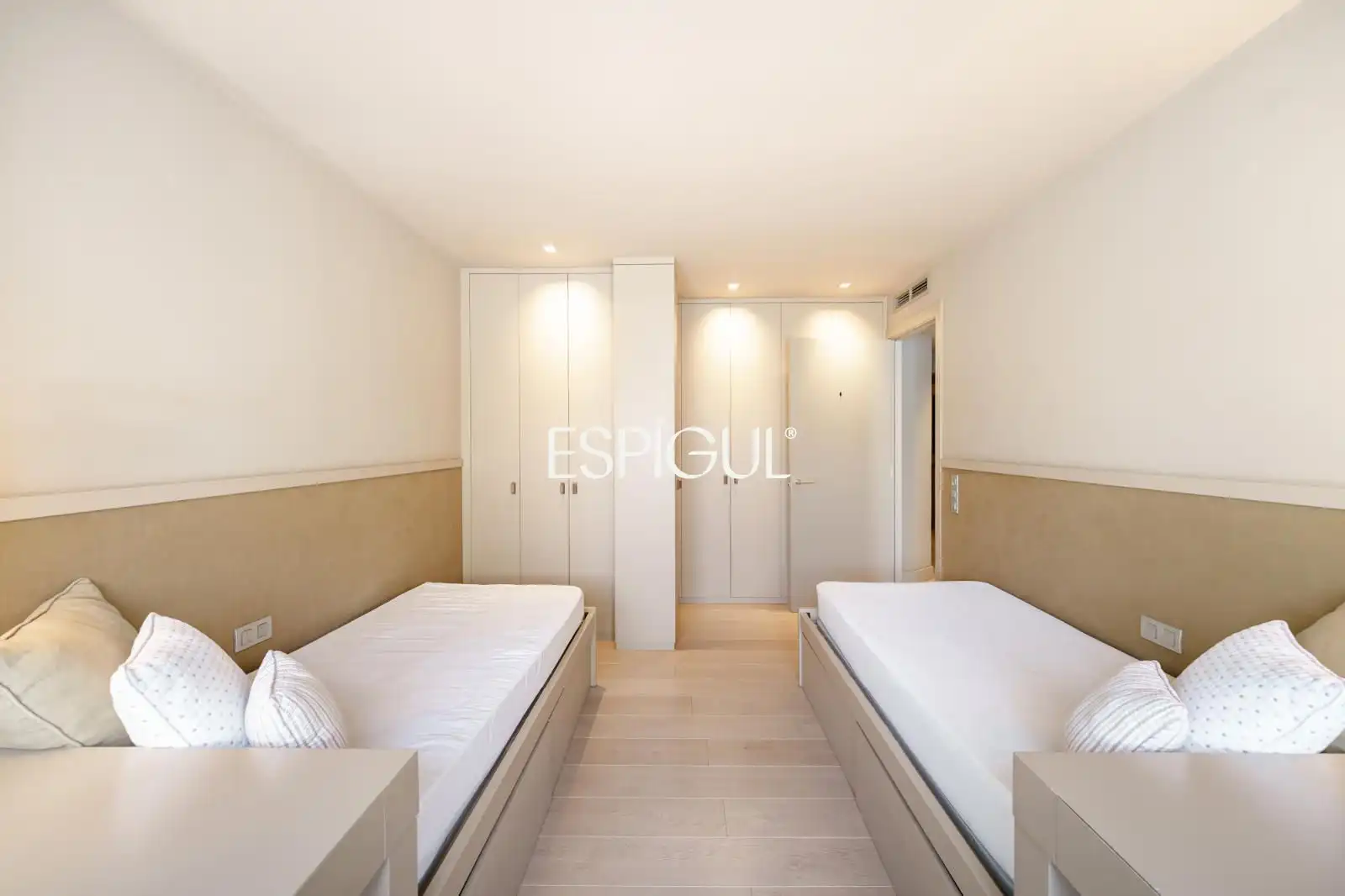Bedroom of Flat for rent in Sant Cugat del Vallès  with Air Conditioner, Heating and Parquet flooring