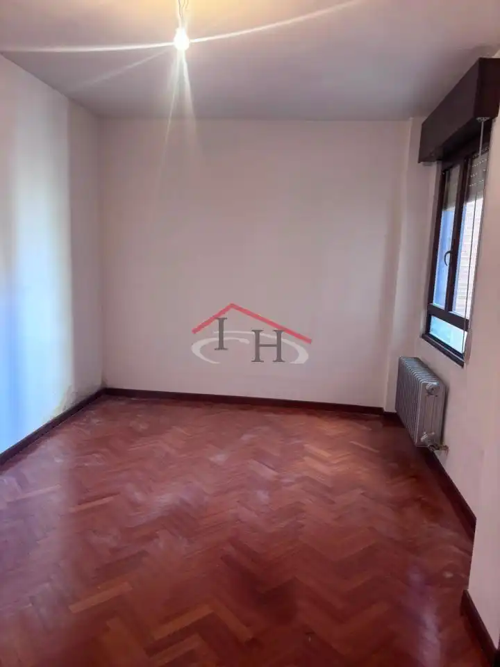 Sala d'estar de Pis en venda en León Capital  amb Calefacció, Terrassa i Traster