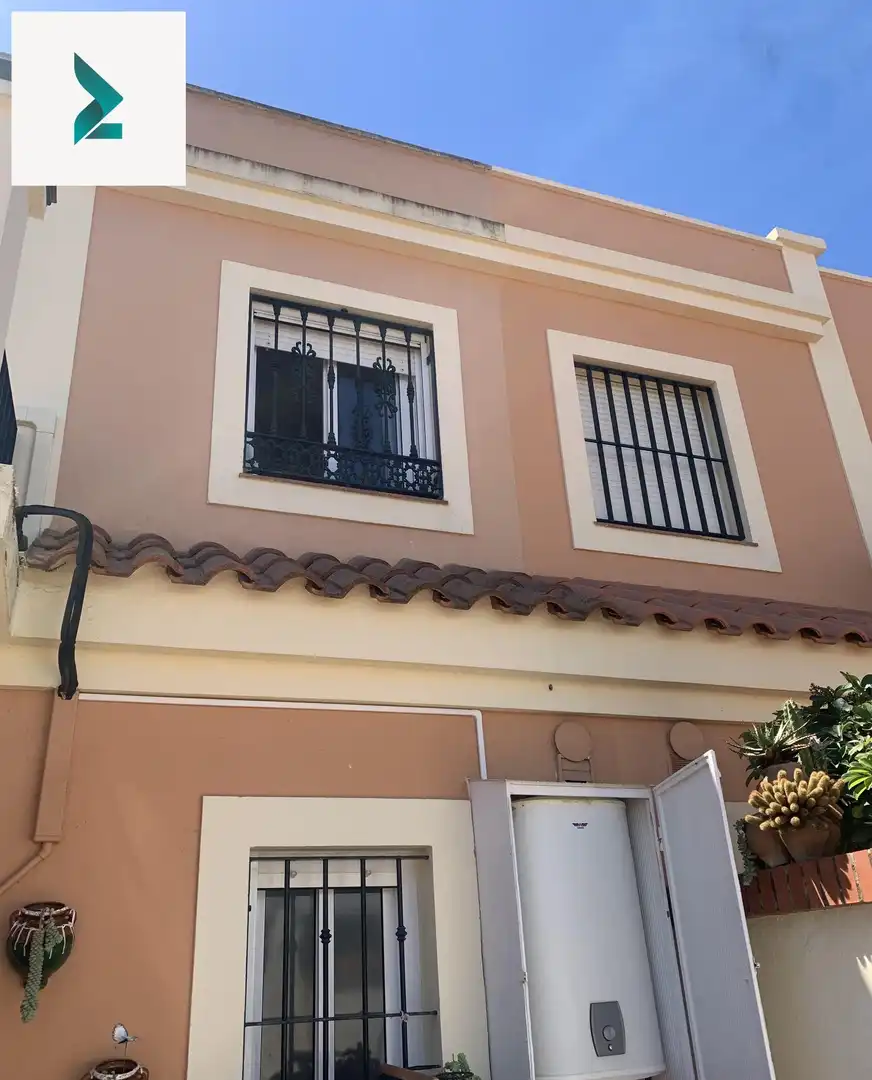 Vista exterior de Casa adosada en venda en El Portil amb Aire condicionat, Calefacció i Terrassa
