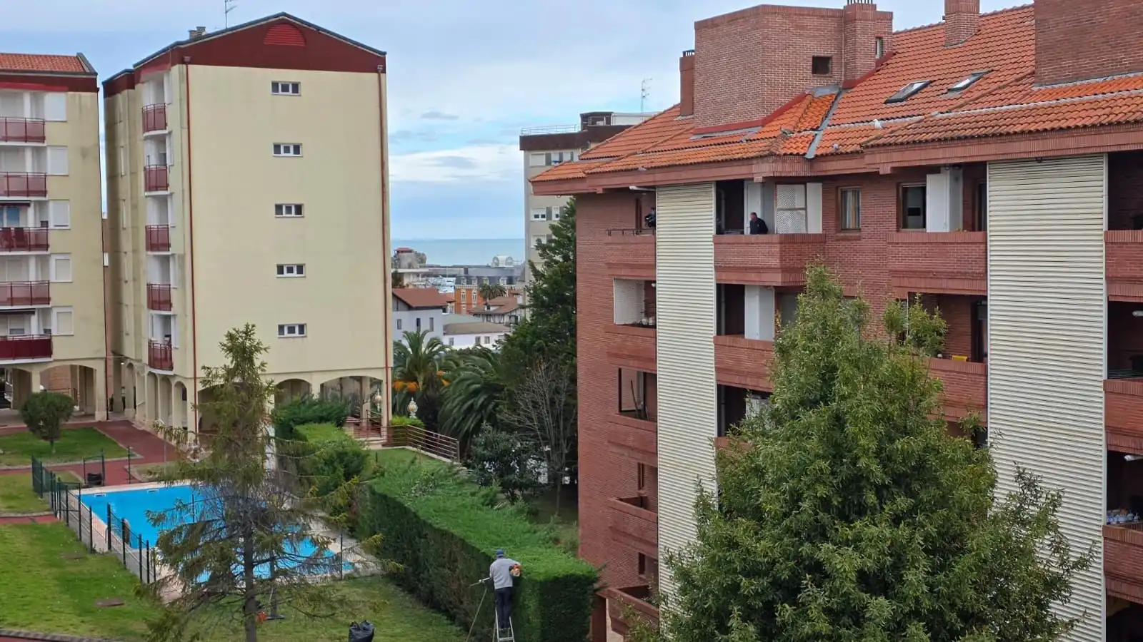 Vista exterior de Dúplex en venta en Castro-Urdiales con Calefacción, Trastero y Piscina comunitaria