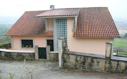 Vista exterior de Casa o xalet en venda en Ponte Caldelas amb Terrassa, Piscina i Balcó