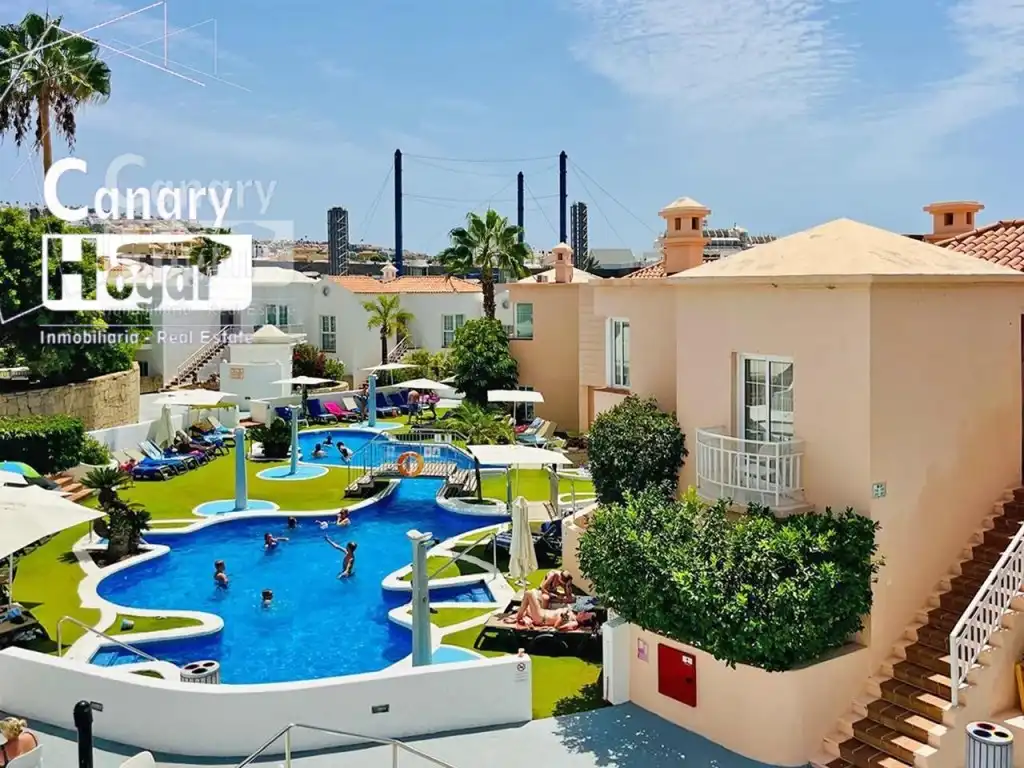 Vista exterior de Àtic en venda en Adeje amb Jardí privat i Piscina comunitària