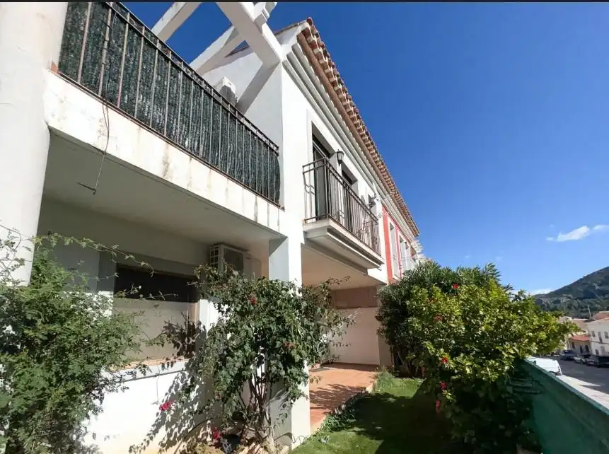 Außenansicht von Einfamilien-Reihenhaus zum Verkauf in Alcalalí mit Klimaanlage, Privatgarten und Terrasse