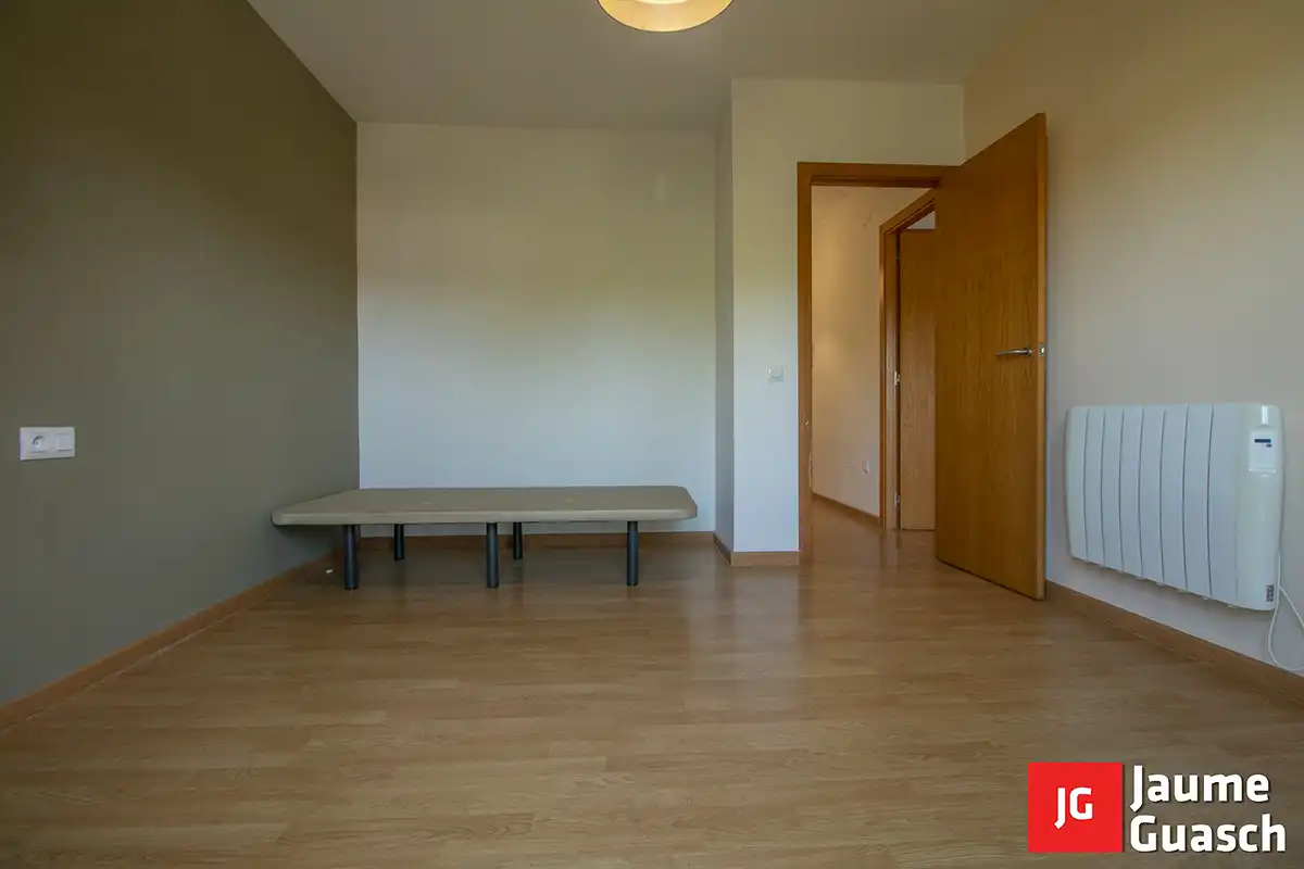 Dormitori de Casa adosada en venda en La Pobla de Montornès   amb Calefacció, Parquet i Traster