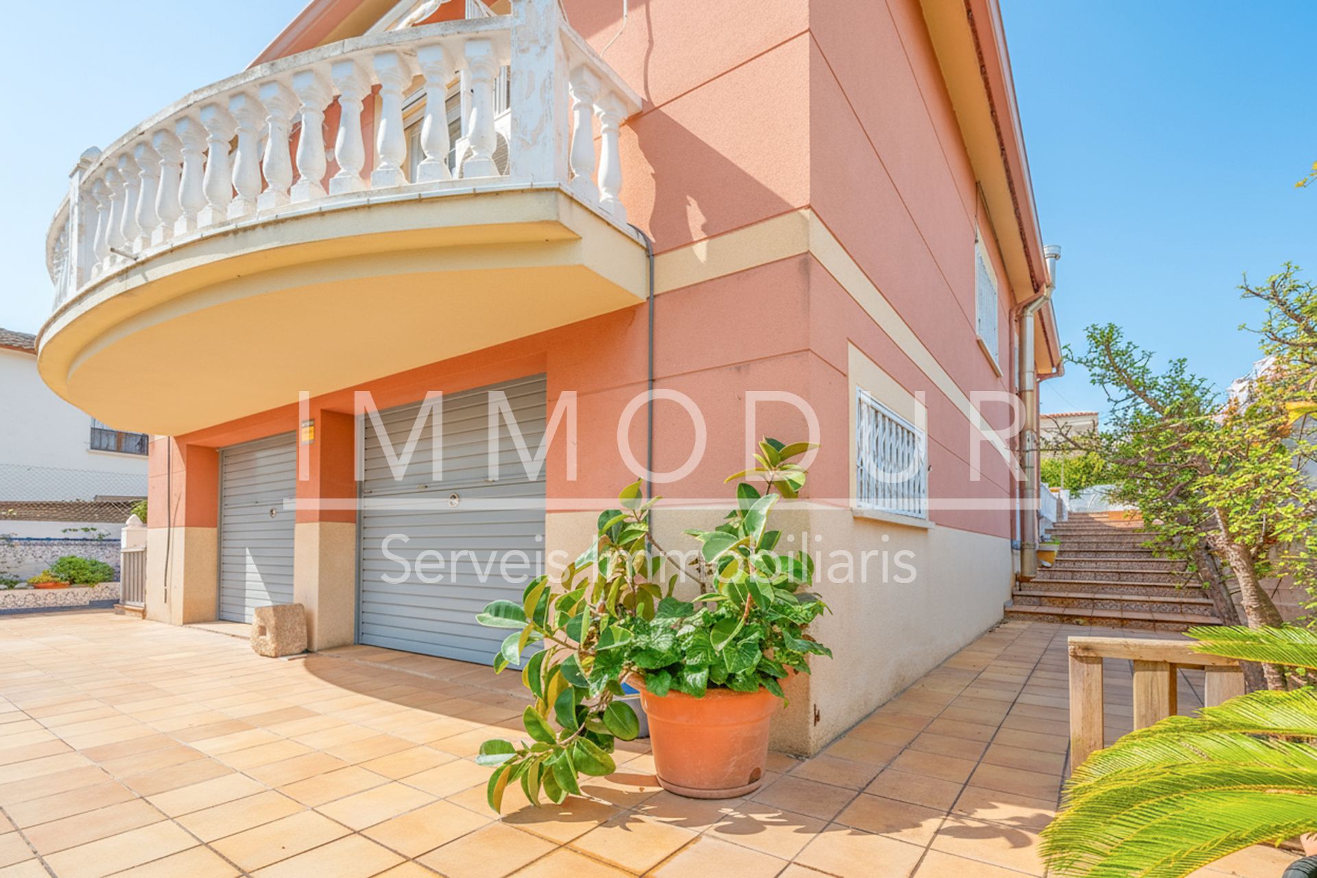 Vista exterior de Casa o xalet en venda en Vilanova i la Geltrú amb Aire condicionat, Calefacció i Jardí privat