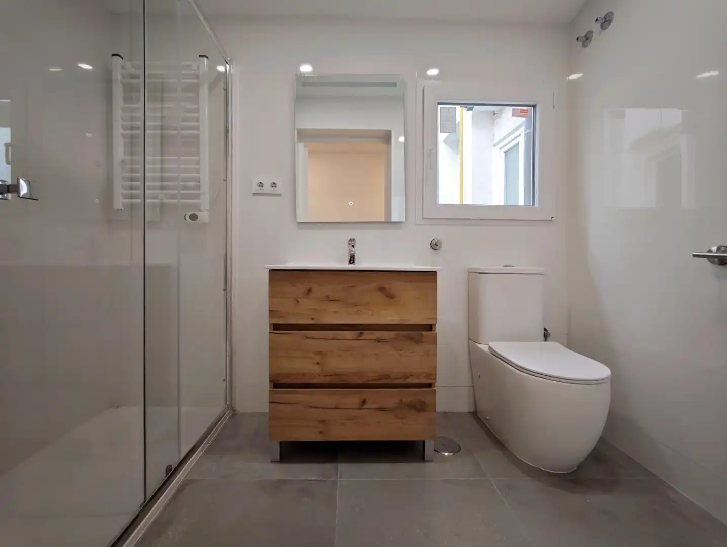 Badezimmer von Wohnung zur Miete in Madrid mit Klimaanlage, Heizung und Terrasse