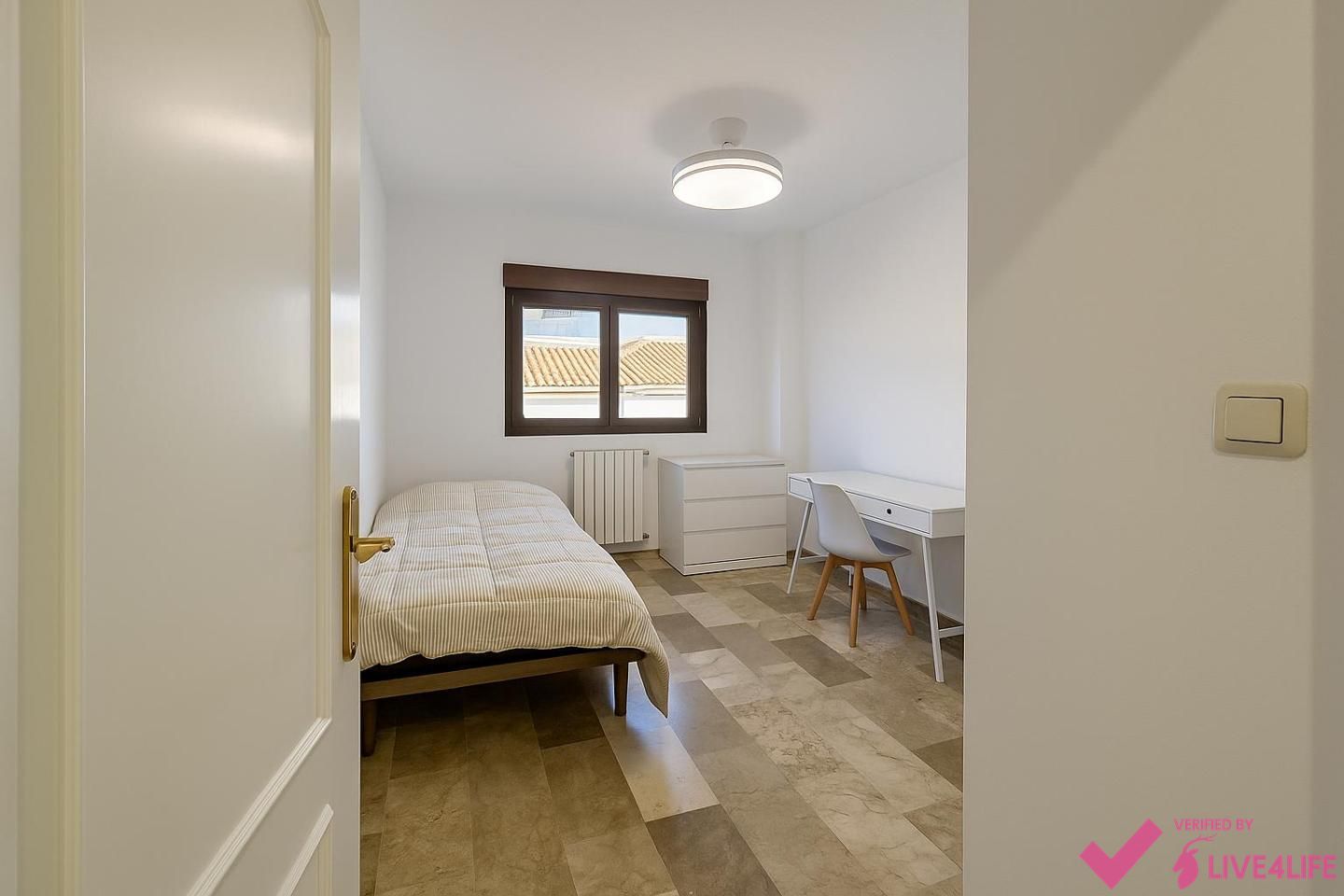 Dormitori de Pis per a compartir en  Granada Capital amb Aire condicionat, Calefacció i Moblat