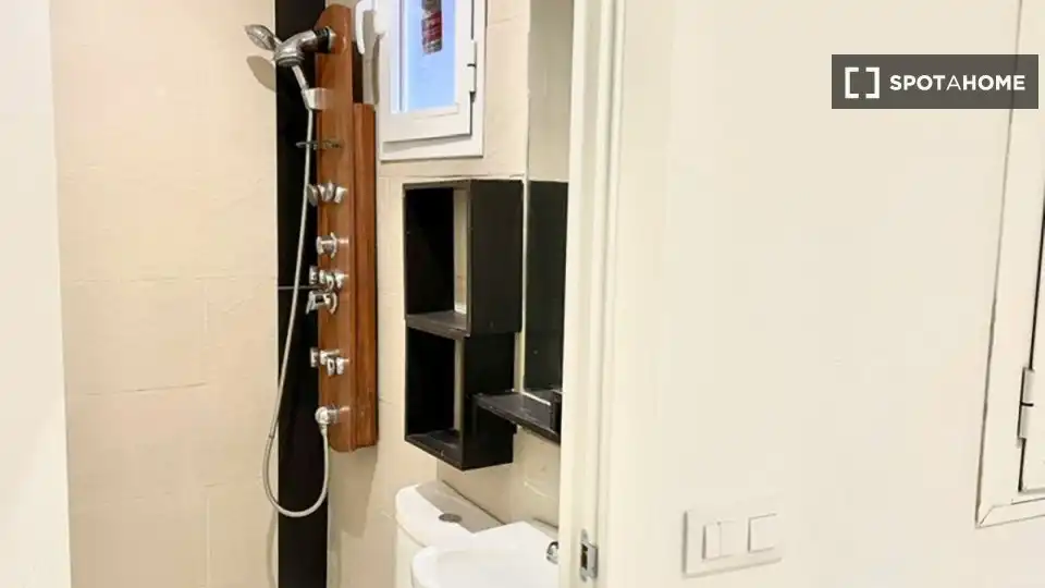 Baño de Piso de alquiler en Madrid con Aire acondicionado, Calefacción y Amueblado